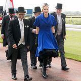 In royalem Blau erscheint Fürstin Charlène von Monaco zum Royal Race Day in Johannesburg. Sie trägt eine Kombination aus Kleid und Bolero-Jäckchen, Lederstiefel, Lederhandschuhen und einem Fascinator - ein ganz schön außergewöhnlicher Look. 
