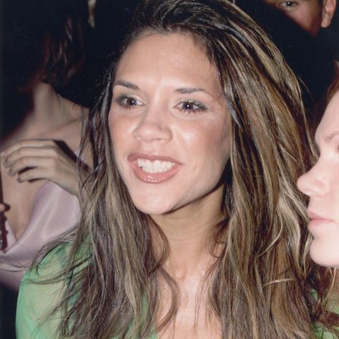 Mehr Haar, mehr Schminke: Als Posh Spice verwandelt sich Victoria Ende der 1990er-Jahre nur allzu gerne.