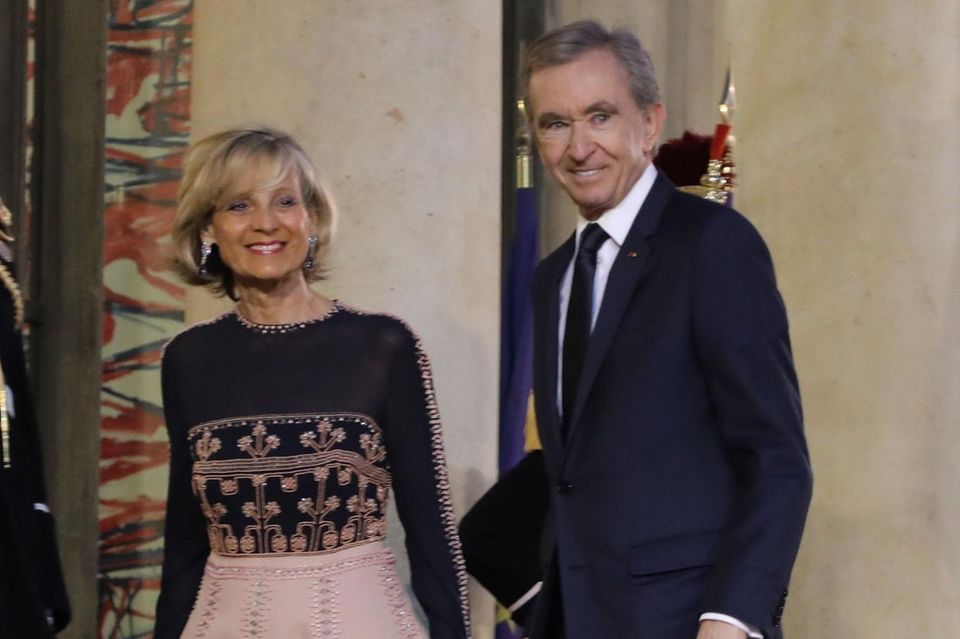 Bernard Arnault, hier mit seiner Frau Hélène Arnault, kündigt an, 200 Millionen Euro bereitzustellen.