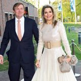 Zum jährlichen Königstag-Konzert in Amersfoort greift Königin Máxima auf ihren Wow-Look aus dem Vorjahr zurück. Das Kleid stammt vom Label Claes Iversen. Die Schuhe sind von Ferragamo, die Clutch ein absoluter Klassiker von Bottega Veneta. Nur ihre Haare trägt die Königin bei diesem Auftritt ein wenig anders. 