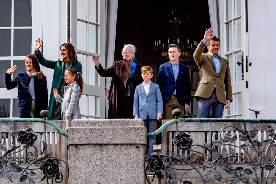 16. April 2019 Anlässlich Königin Margrethes 79. Geburtstag winken Kronprinzessin Mary und Kronprinz Frederik mit ihren vier Kindern Prinzessin Isabella, Prinzessin Josephine, Prinz Vincent und Prinz Christian vom Balkon des Schlosses Marselisborg im dänischen Aarhus. 16. April 2019 Anlässlich Königin Margrethes 79. Geburtstag winken Kronprinzessin Mary und Kronprinz Frederik mit ihren vier Kindern Prinzessin Isabella, Prinzessin Josephine, Prinz Vincent und Prinz Christian vom Balkon des Schlosses Marselisborg im dänischen Aarhus.