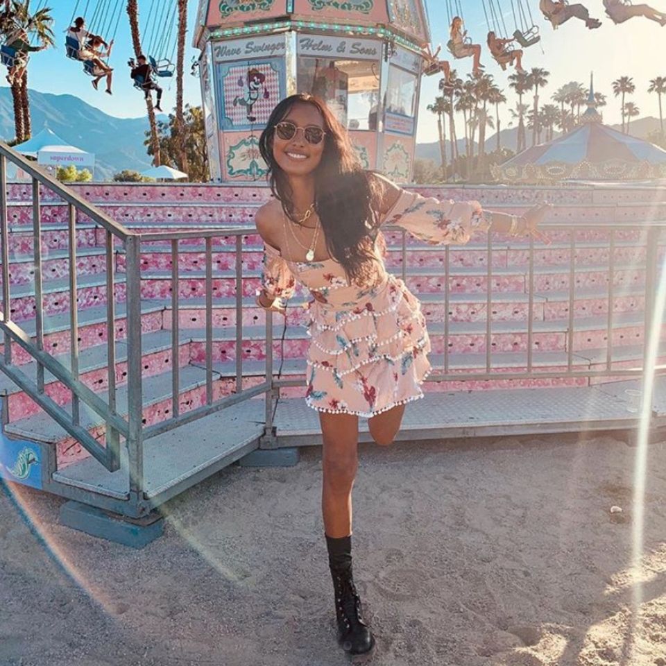 Pastelltöne, Stufen, süßes Muster: Jasmine Tookes tarnt sich in ihrem Kleidchen perfekt vor dem Kettenkarussell. 