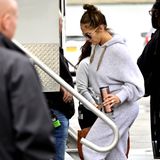 Bei den Dreharbeiten zum Film "Hustlers" ist Jennifer Lopez super leger als graues Hoodie-Mäuschen unterwegs. Alles sitzt schön weit, der Schlabber-Look ist perfekt. Nur ein Accessoire tanzt etwas aus der Reihe.