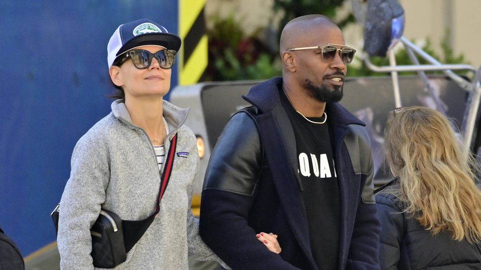 Katie Holmes + Jamie Foxx: Lässig gekleidet schlendern Katie Holmes und Jamie Foxx Arm in Arm durch die Straßen von New York. Während Katie in Sweatpants und mit Cap und Bauchtasche einen sehr legeren Eindruck macht, setzt Jamie Foxx auf einen klassischen Wollmantel mit Ledereinsätzen. Beide tragen Sonnenbrillen - unerkannt bleiben sie dennoch nicht. Lässig gekleidet schlendern Katie Holmes und Jamie Foxx Arm in Arm durch die Straßen von New York. Während Katie in Sweatpants und mit Cap und Bauchtasche einen sehr legeren Eindruck macht, setzt Jamie Foxx auf einen klassischen Wollmantel mit Ledereinsätzen. Beide tragen Sonnenbrillen - unerkannt bleiben sie dennoch nicht.