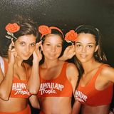 Ein Rückblick ins Jahr 1993: Hier lächelt Verona Pooth (rechts) noch ganz schüchtern in die Kamera. Auf Instagram erinnert sie sich, wie sie damals um den Titel Miss Hawaiian Tropic gekämpft hat. Ob sie ihn gewonnen hat?