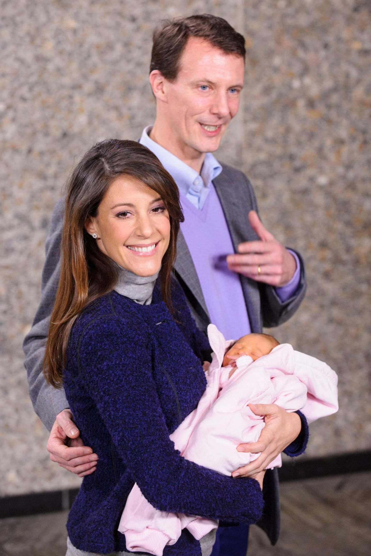 2012  Prinzessin Marie und Prinz Joachim von Dänemark freuen sich über die Geburt ihrer Tochter Athena.