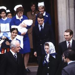 1977  Prinzessin Anne und ihr damaliger Mann Mark Phillips verlassen mit Söhnchen Peter Phillips das Krankenhaus.