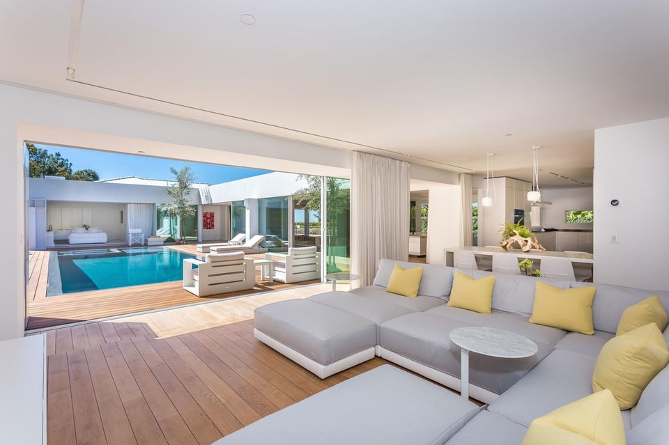 Herzlich Willkommen im ehemaligen Zuhause von Orlando Bloom! Der "Herr der Ringe"-Schauspieler verkauft seine 4.011 qm große Villa in Beverly Hills. Der Preis? Schlappe 8,9 Millionen Dollar, umgerechnet also 7,9 Millionen Euro. Die Immobilie liegt in der "Billionaires 'Row" mit herrlichem Blick über die Stadt und das Meer. Mit ihren vier Schlafzimmern und vier Badezimmern ist nicht nur genügend Platz vorhanden, sondern durch die Vielzahl an Schiebetüren ist die Villa auch ideal  für ein Leben im Innen- und Außenbereich geeignet. 