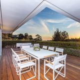 Wer sich jetzt bereits vor seinem inneren Auge mit seinen besten Freunden dort beim Sonnenuntergang sitzen sieht, sollte sich vielleicht schnellstmöglich mit dem Immobilien-Makler in Verbindung setzen. Denn wie lange diese Traum-Immobilie noch auf dem Markt sein wird, ist ungewiss. 