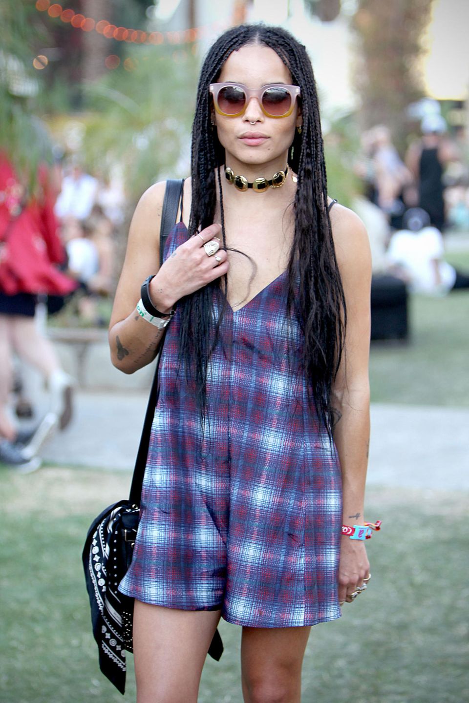 Zoë Kravitz, Tochter von Rockmusiker Lenny Kravitz, hat ihre langen Haare zu vielen einzelnen Zöpfen geflochten. 