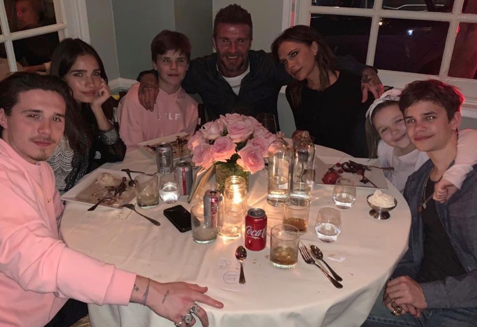 17. April 2019 Wie das ehemalige "Spice Girl"-Mitglied Victoria Beckham seinen 45. Geburtstag gefeiert hat? Intim und total bodenständig im Kreise ihrer Familie. Auf Instagram teilt die 45-Jährige ihren süßen Familien-Schnappschuss. 17. April 2019 Wie das ehemalige "Spice Girl"-Mitglied Victoria Beckham seinen 45. Geburtstag gefeiert hat? Intim und total bodenständig im Kreise ihrer Familie. Auf Instagram teilt die 45-Jährige ihren süßen Familien-Schnappschuss.