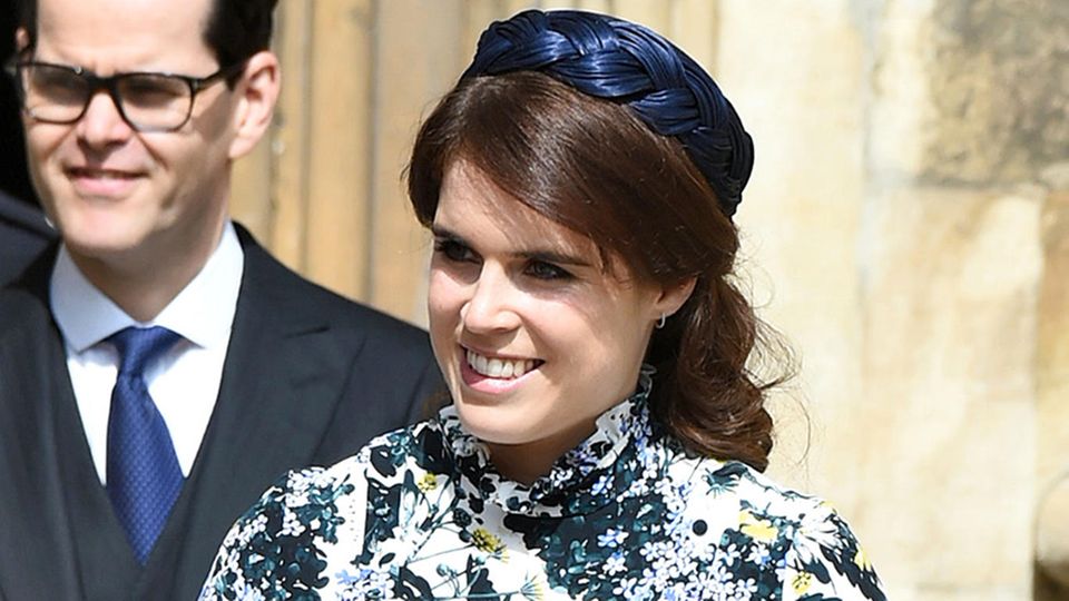 Keira Knightley: Das florale Kleid von Erdem kombiniert die Prinzessin farblich passend mit einem Hütchen in Flechtoptik. Das florale Kleid von Erdem kombiniert die Prinzessin farblich passend mit einem Hütchen in Flechtoptik.