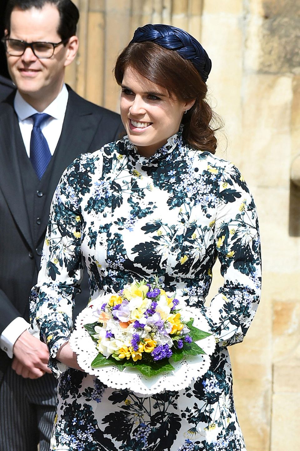 Das florale Kleid von Erdem kombiniert die Prinzessin farblich passend mit einem Hütchen in Flechtoptik. Das florale Kleid von Erdem kombiniert die Prinzessin farblich passend mit einem Hütchen in Flechtoptik.