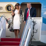 Ankunft in Palm Beach: First Lady Melania Trump und ihr Mann, Donald Trump, sind bereit für das anstehende Osterwochenende. Melania zeigt sich natürlich wie immer perfekt gestylt und beweist Kombinationstalent ... 