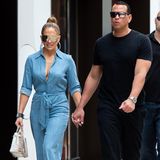 Blau ist bekanntlich die Farbe der Treue – ob Jennifer Lopez mit ihrem Look ein Statement setzen möchte? Nach den Fremdgehgerüchten um ihren Verlobten, Alex Rodriguez, zeigen sich die beiden betont liebevoll miteinander. In Miami erwischen Paparazzi sie Händchen haltend. Zu ihrem Jeans-Jumpsuit kombiniert die 49-Jährige beigefarbene Wedges und ihre Lieblingstasche: eine Hermès Bag.