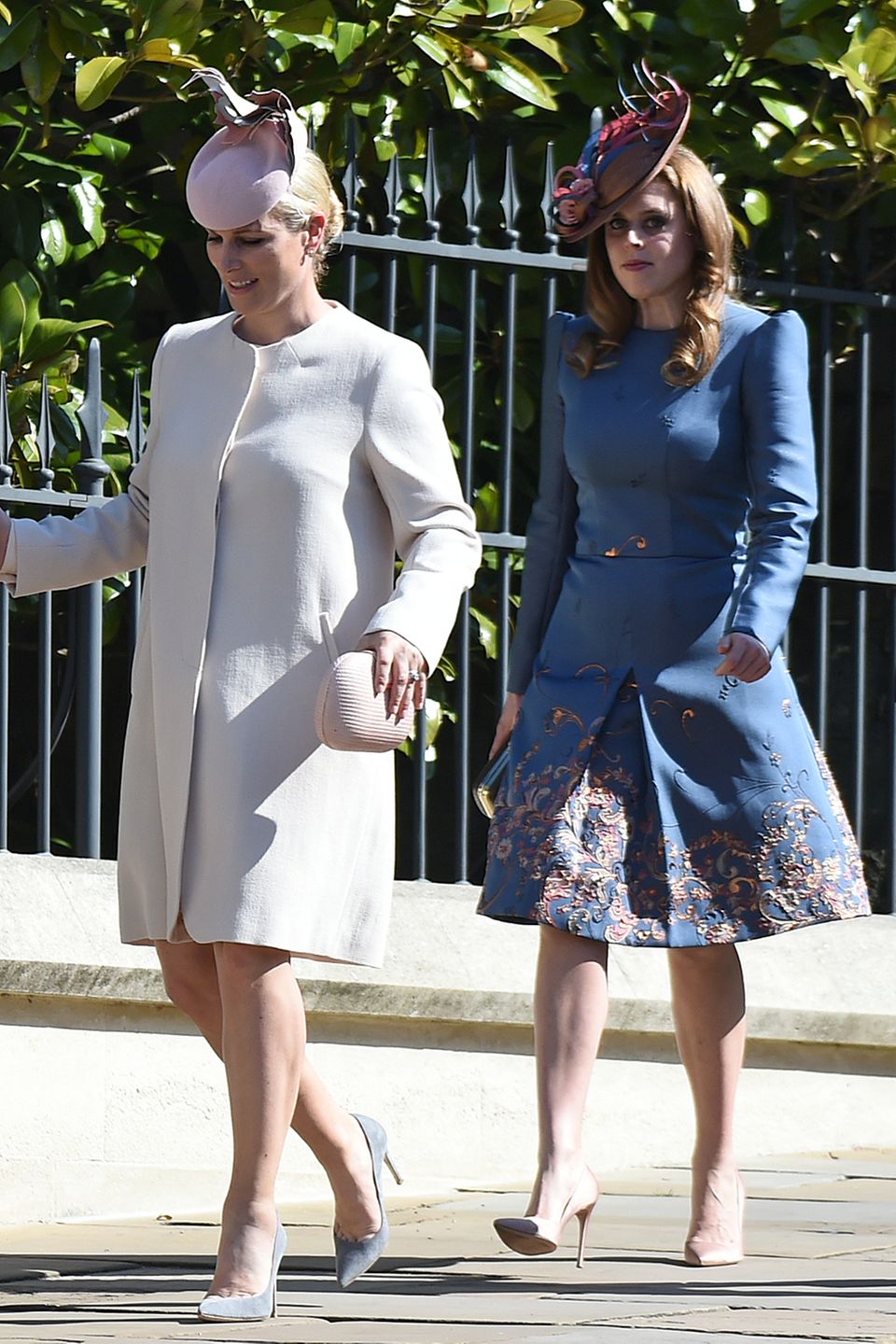 Direkt dahinter kommt Prinzessin Beatrice, die im blauen Blumen-Look bezaubert. Direkt dahinter kommt Prinzessin Beatrice, die im blauen Blumen-Look bezaubert.