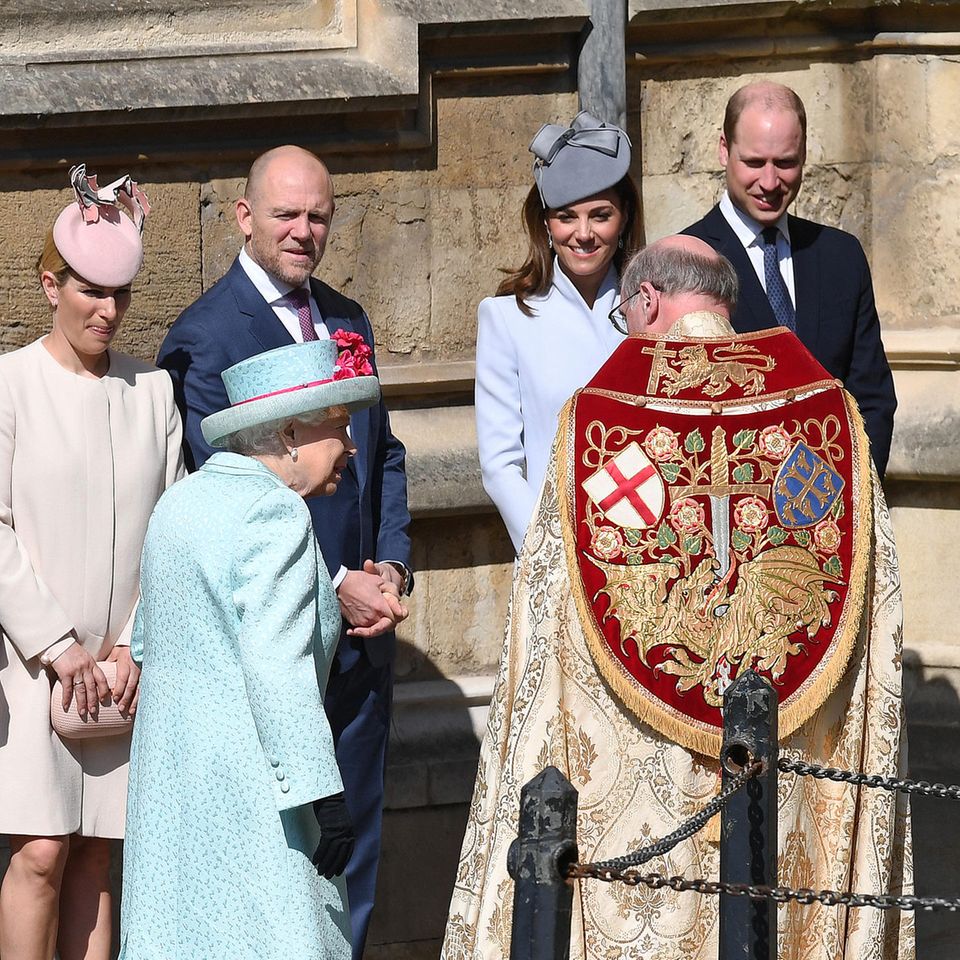 Auch der Queen sieht man an diesem sonnigen Tag und diesem schönen Anlass die Freude an.