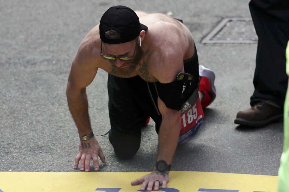 Micah Herndon kämpft sich auf allen Vieren über die Ziellinie des Boston Marathons