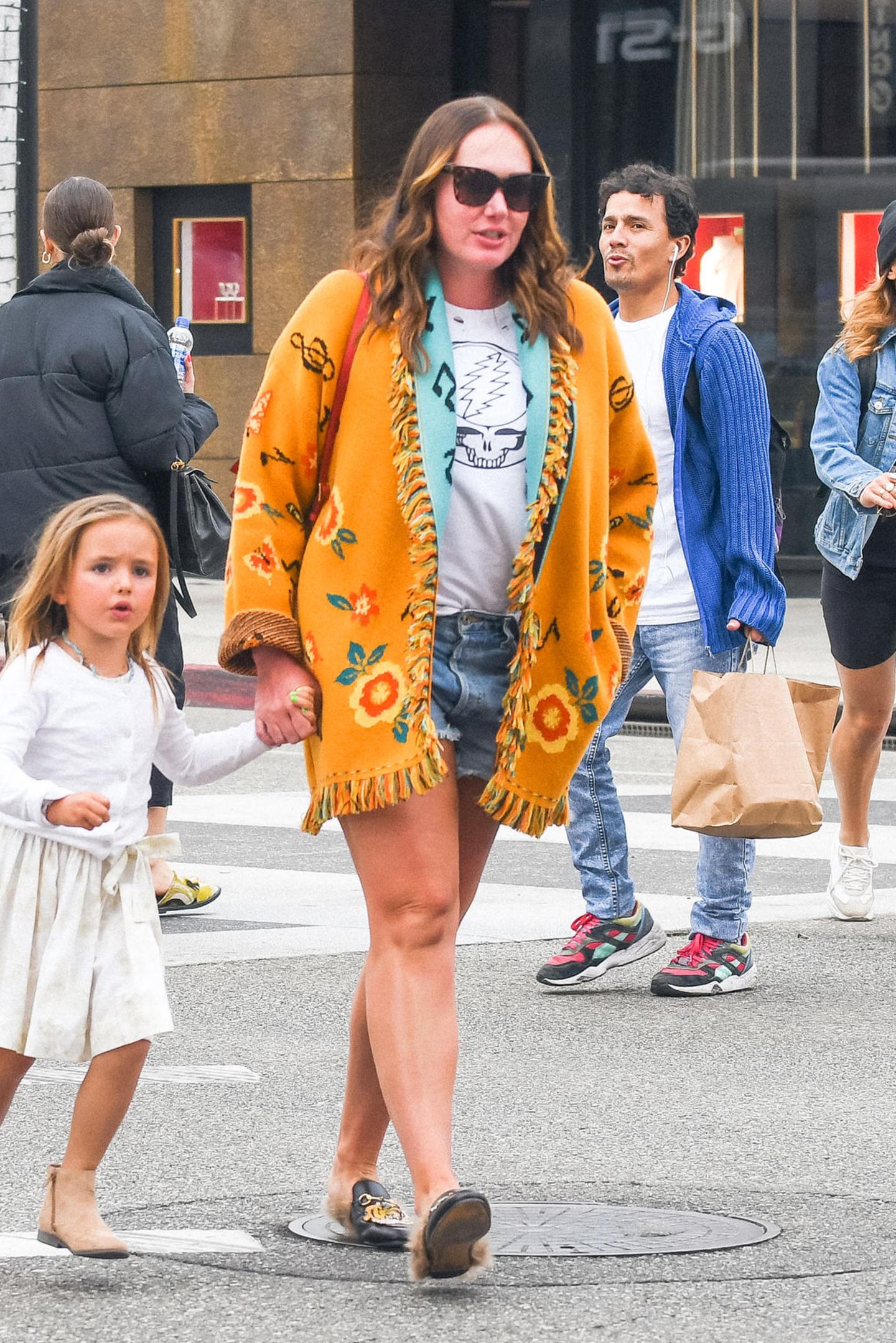 Sonnenbrille auf, weiter Cardigan an und rein in die Schlappen - so zieht es Tamara Ecclestone in Los Angeles auf die Straße. Doch der gemütliche Look täuscht. Allein ihre Schuhe kosten über 800 Euro. Sie stammen von Gucci.
