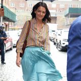 Schauspielerin Katie Holmes trotz dem Regen und bringt mit ihrem farbenfrohen Frühlingslook Sonne auf die Straßen New Yorks. Vor allem ihr seidiger Rock fällt uns dabei ins Auge. 