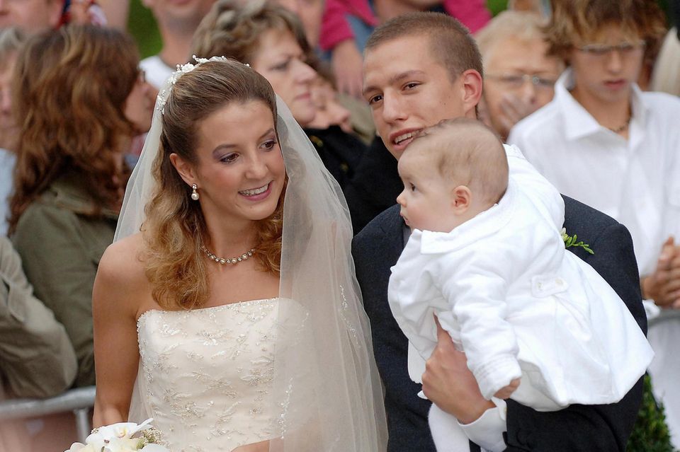 Tessy von Luxemburg bei der Hochzeit mit Prinz Louis von Luxemburg, auf dem Arm der kleine Gabriel Michael Louis Ronny de Nassau