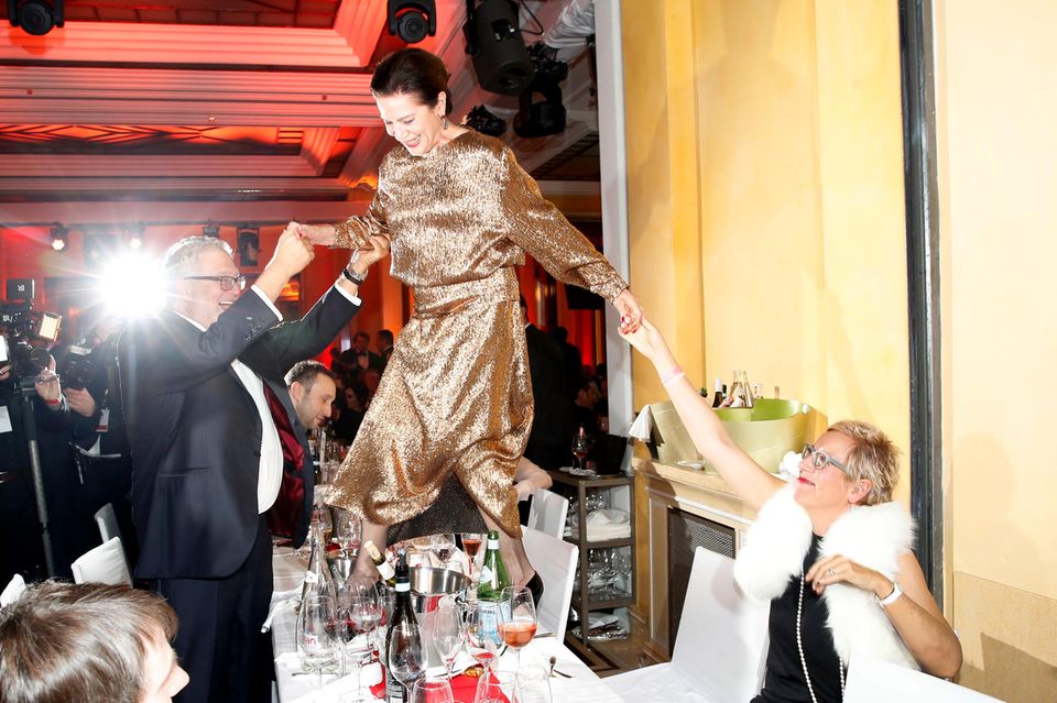 Die Filmbranche muss von nun an auf einen ganz besonderen Gast auf Filmfesten verzichten. Beim deutschen Filmball 2018 steigt die Autorin auf den Tisch, um an ihren Platz zu kommen.