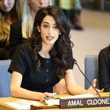 In der Debatte erläutert die britisch-libanesische Juristin ihre Ansicht zum Thema Sexuelle Gewalt. Seit Jahren setzt sie sich für das internationale Menschenrecht ein und macht sich besonders für Frauen stark. Die von der Terrormiliz Islamischer Staat verübten Verbrechen gegen Frauen und Mädchen seien "mit nichts vergleichbar, was wir in der Neuzeit erlebt haben", sagte Clooney bei dem offiziellen Termin. Für uns ist diese Power-Frau in jeder Hinsicht bewundernswert! 