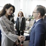 Nach der Konferenz schüttelt sie noch Bundesaußenminister Heiko Maas die Hand und auch er scheint von der starken Persönlichkeit der Juristin sichtlich angetan. Nach dem Termin hüllt sich Amal Clooney in einen schlichten Trenchcoat. Weniger ist bei offiziellen Terminen oft mehr - zumindest in Sachen Mode. 