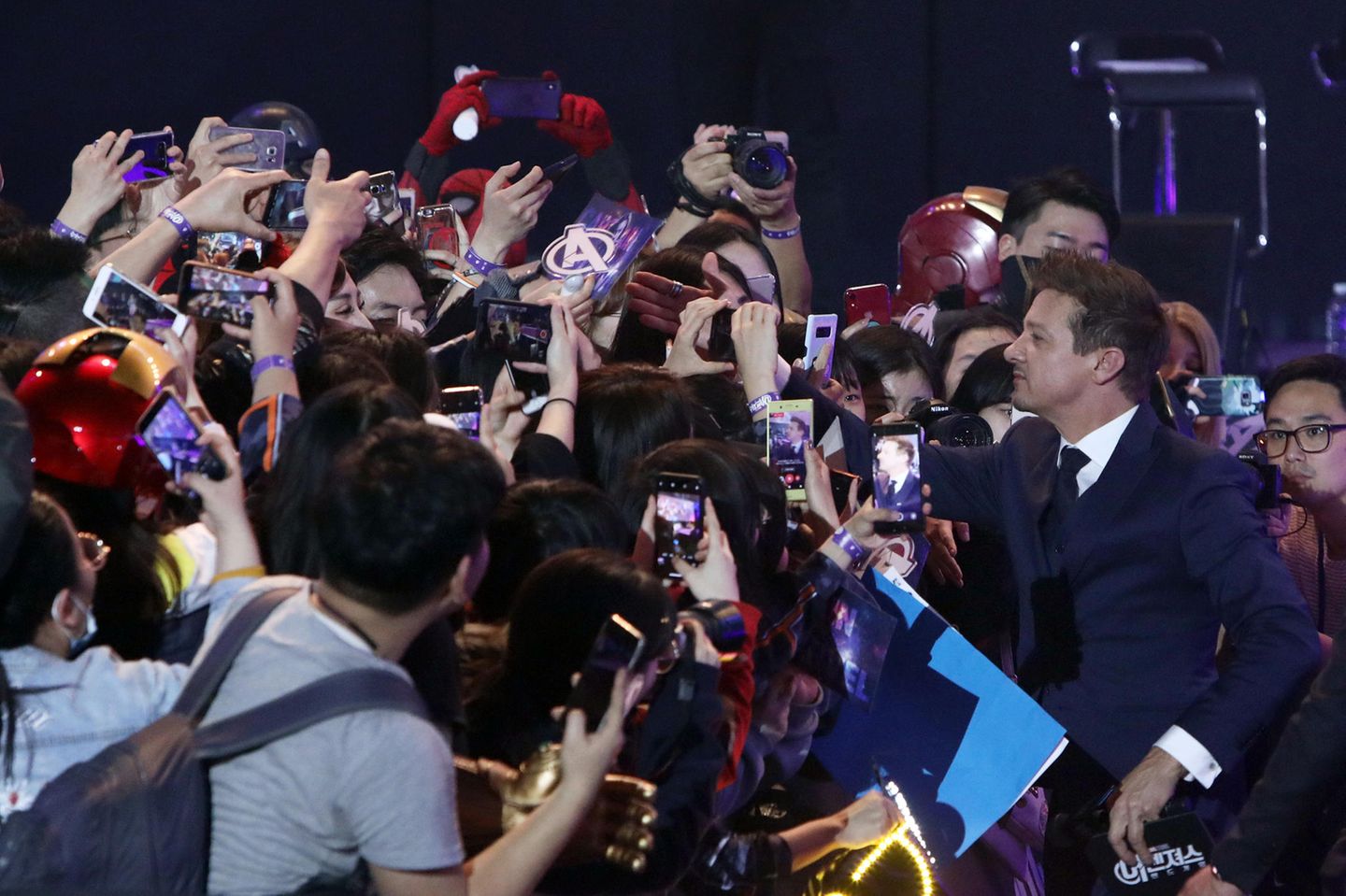 15. April: Filmpremiere in Südkorea  Händeschütteln mit den Fans: Der US-amerikanische Schauspieler Jeremy Renner geht mit mit den Fans in Seoul, der Hauptstadt von Südkorea, auf Tuchfüllung. 