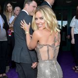 Fest steht: Nicht nur die Fans haben sich herausgeputzt, natürlich auch die Stars wollen bei der Weltpremiere in Los Angeles – wortwörtlich – glänzen. Scarlett Johansson erscheint in einer Glitzer-Robe mit transparentem Rücken und gibt somit den Blick auf ihr opulentes Rücken-Tattoo frei. 