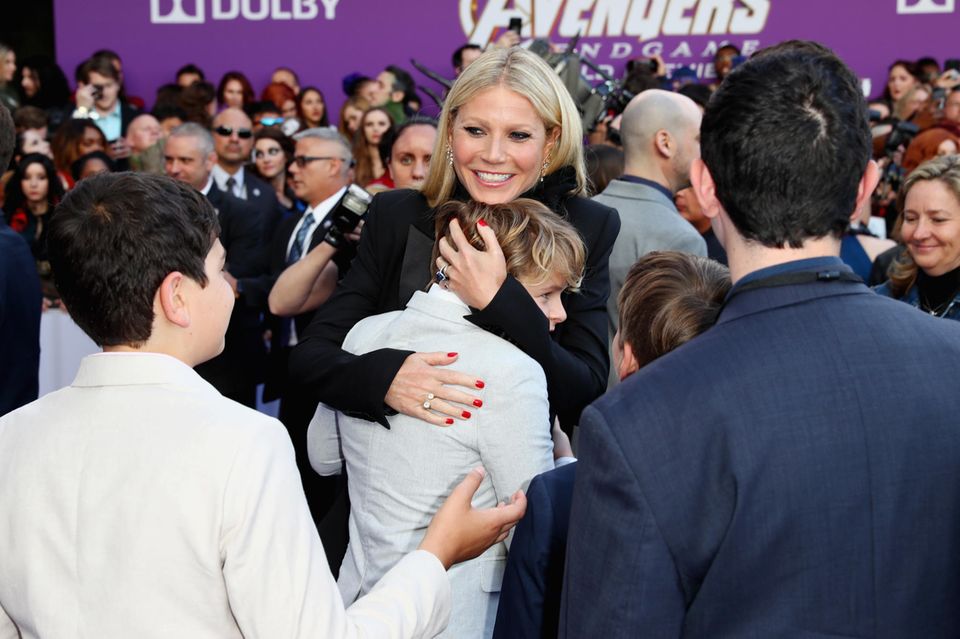 Da ist aber jemand stolz auf Mama: Gwyneth Paltrows Sohn Moses Martin gibt seiner Mutter eine herzliche Umarmung auf dem roten Teppich. In "Avenger: Endgame" spielt die US-amerikanische Schauspielerin Virginia „Pepper“ Potts. 