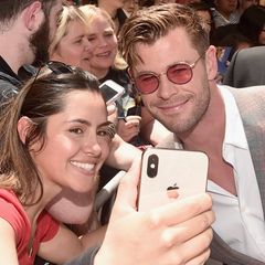 Zeit für Fans bleibt aber neben der Zementierung aber trotzdem: Chris Hemsworth posiert gerne für ein Selfie. 