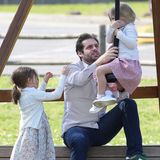Auch Ehemann und Papa Tomaso Trussadi verausgabt sich an der Seilbahn. Die 4- und 5-jährigen Mädchen scheinen ihre Eltern ganz schön zu fordern ... 
