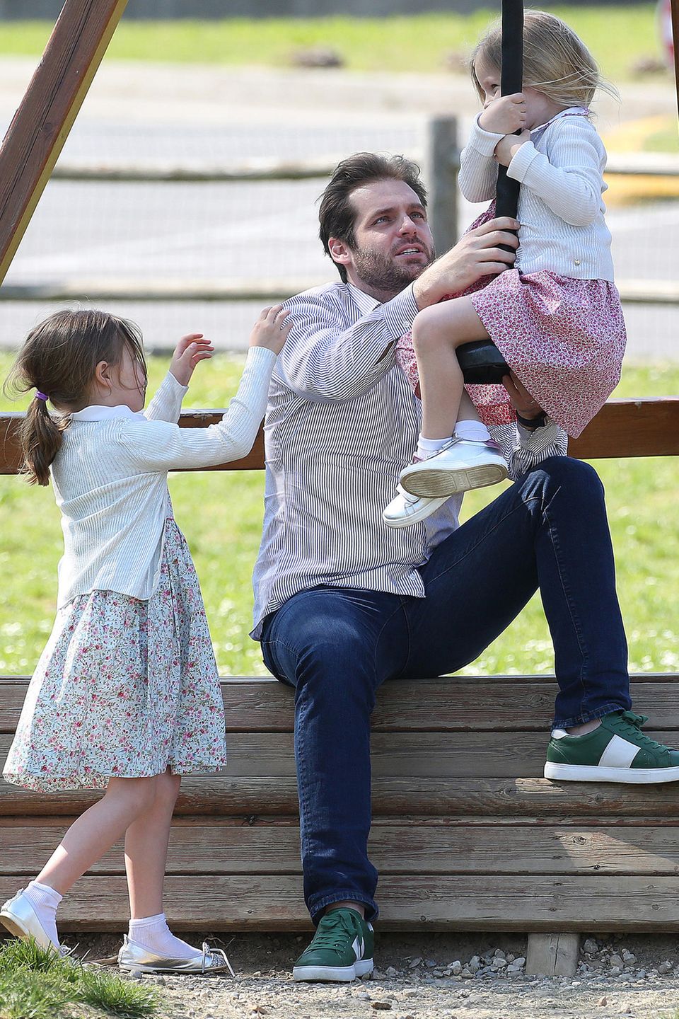 Auch Ehemann und Papa Tomaso Trussadi verausgabt sich an der Seilbahn. Die 4- und 5-jährigen Mädchen scheinen ihre Eltern ganz schön zu fordern ... 