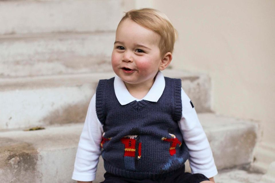Prinz Louis: Fotos, die im Dezember 2014 veröffentlicht wurden, zeigen den kleinen Prinz George in der dunkelblauen Hose des Labels "Amaia Kids". Fünf Jahre später trägt sein kleiner Bruder die Shorts. Fotos, die im Dezember 2014 veröffentlicht wurden, zeigen den kleinen Prinz George in der dunkelblauen Hose des Labels "Amaia Kids". Fünf Jahre später trägt sein kleiner Bruder die Shorts.