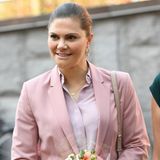 Die Haare trägt sie wie gewohnt geschlossen und ihr dezenter Goldschmuck rundet den Look perfekt ab. Sogar der Blumenstrauß scheint farblich abgestimmt zu sein. 