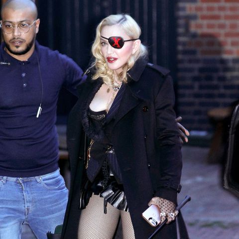 Für diesen heißen Look bräuchte Madonna eigentlich zwanzig Bodyguards. In Lack oder Leder spaziert die Sängerin durch London. Kaum zu glauben, dass sie schon 60 Jahre alt.