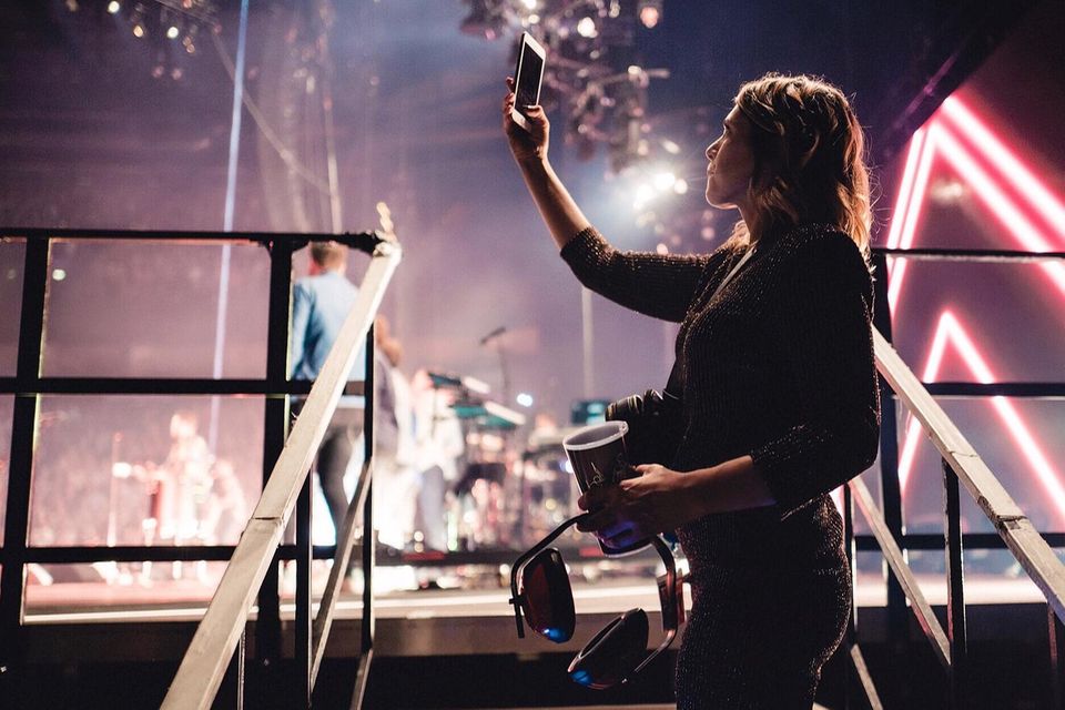 Anna Wolfers im Interview: "Fangirl Forever", schreibt Anna Wolfers zu diesem Foto, das sie selber auf Instagram postet. Ob backstage, neben der Bühne oder aber zu Hause - sie unterstützt ihren Mann überall. "Fangirl Forever", schreibt Anna Wolfers zu diesem Foto, das sie selber auf Instagram postet. Ob backstage, neben der Bühne oder aber zu Hause - sie unterstützt ihren Mann überall.