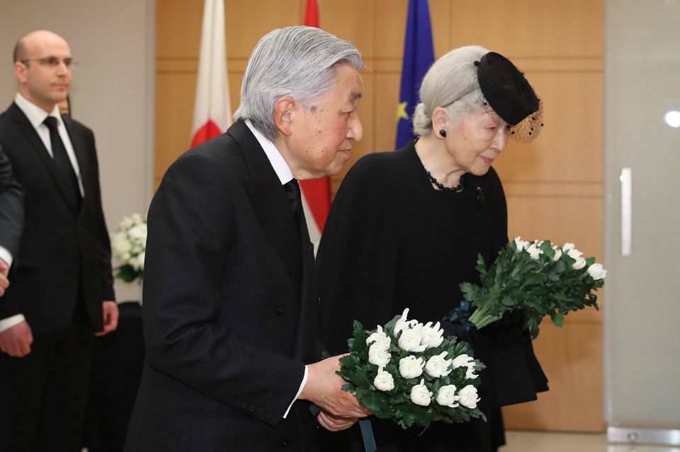 25. April 2019 Anteilnahme auch aus dem Kaiserreich in Japan: Kaiserin Michiko und Kaiser Akihito legen Blumen für den verstorbenen Großherzog Jean von Luxemburg in der Botschaft von Luxemburg in Tokio nieder. 25. April 2019 Anteilnahme auch aus dem Kaiserreich in Japan: Kaiserin Michiko und Kaiser Akihito legen Blumen für den verstorbenen Großherzog Jean von Luxemburg in der Botschaft von Luxemburg in Tokio nieder.