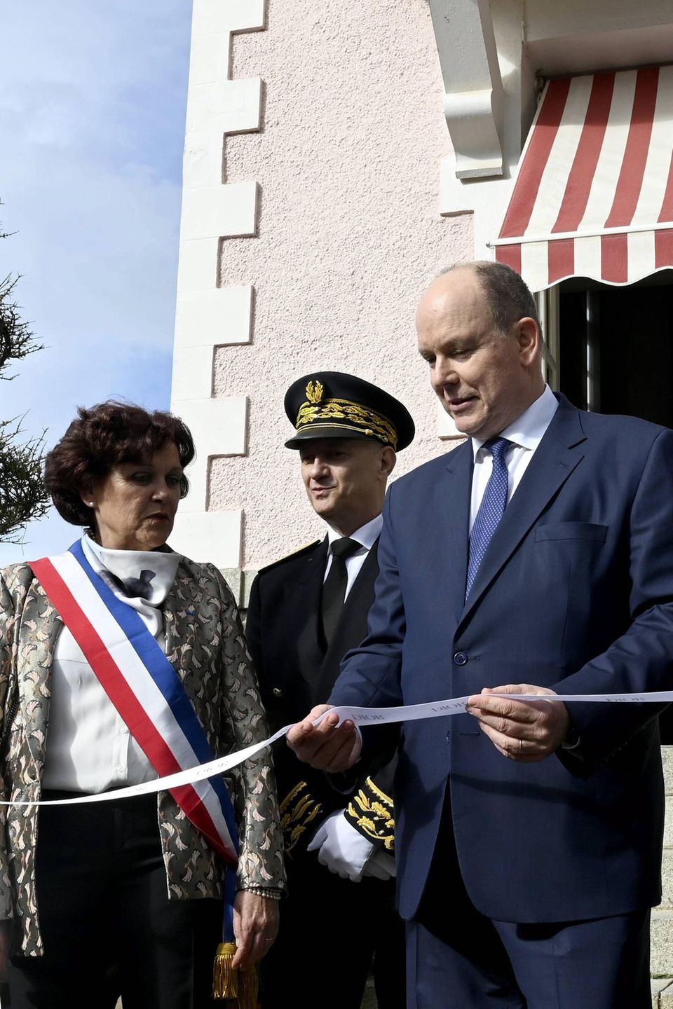 25. April 2019 Zu Ehren seiner Mutter "Grace of Monaco Princess in Dior" eröffnete Fürst Albert II von Monaco in Granville die Ausstellung höchstpersönlich. Nach einem Privatbesuch durchtrennte der Prinz das Band vor der Villa Christian Dior und hielt eine Rede. 25. April 2019 Zu Ehren seiner Mutter "Grace of Monaco Princess in Dior" eröffnete Fürst Albert II von Monaco in Granville die Ausstellung höchstpersönlich. Nach einem Privatbesuch durchtrennte der Prinz das Band vor der Villa Christian Dior und hielt eine Rede.