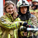 26. April 2019  Prinzessin Elisabeth besucht mit ihrem Vater König Philippe das Ausbildungszentrum der Brüsseler Feuerwehr. In voller Montur und mit einem Wasserschlauch bewaffnet hilft sie einem Feuerwehrmann bei Löscharbeiten.