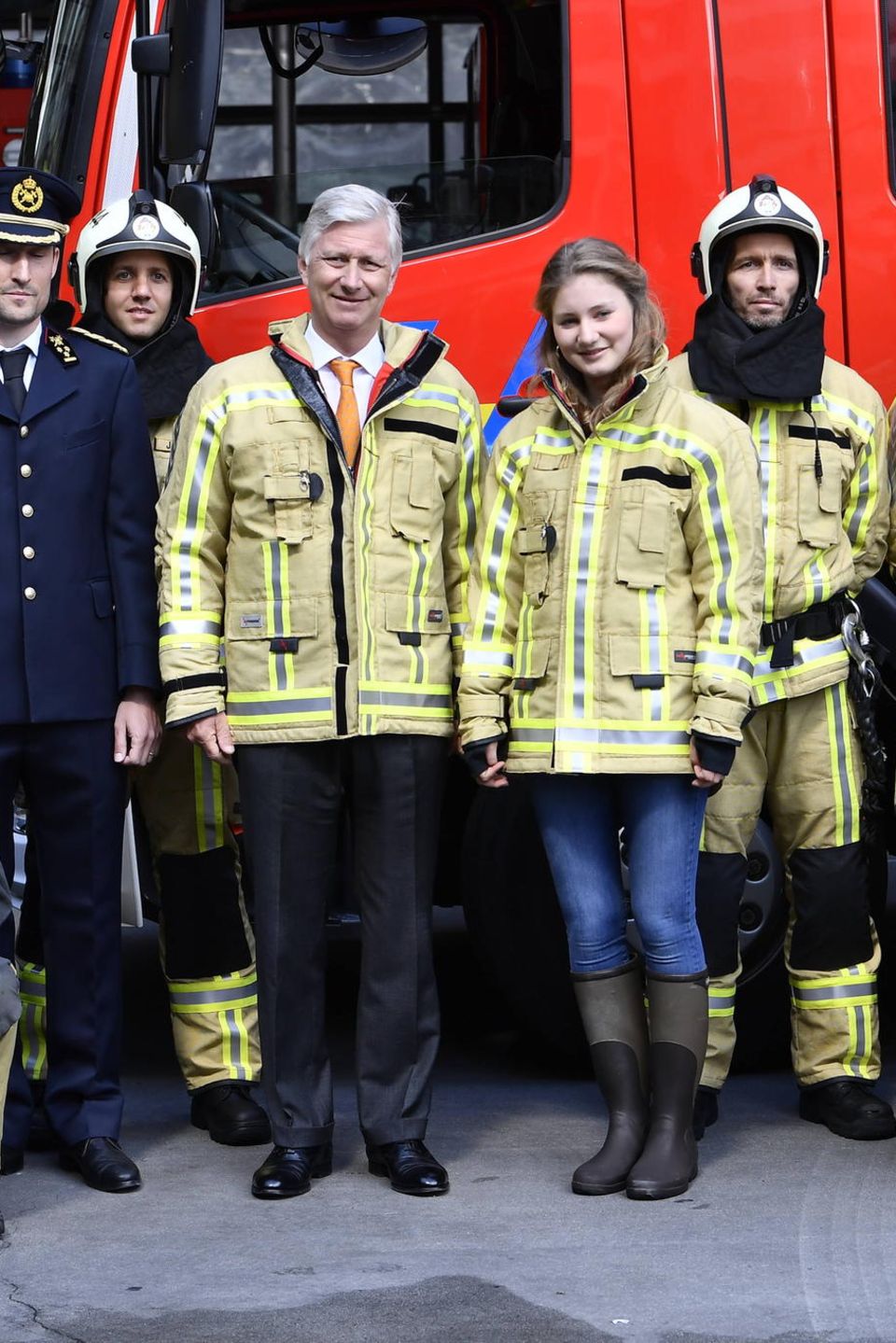 26. April 2019  Nach den Übungen posieren König Philippe und Prinzessin Elisabeth für ein Gruppenfoto mit den Feuerwehrmännern.