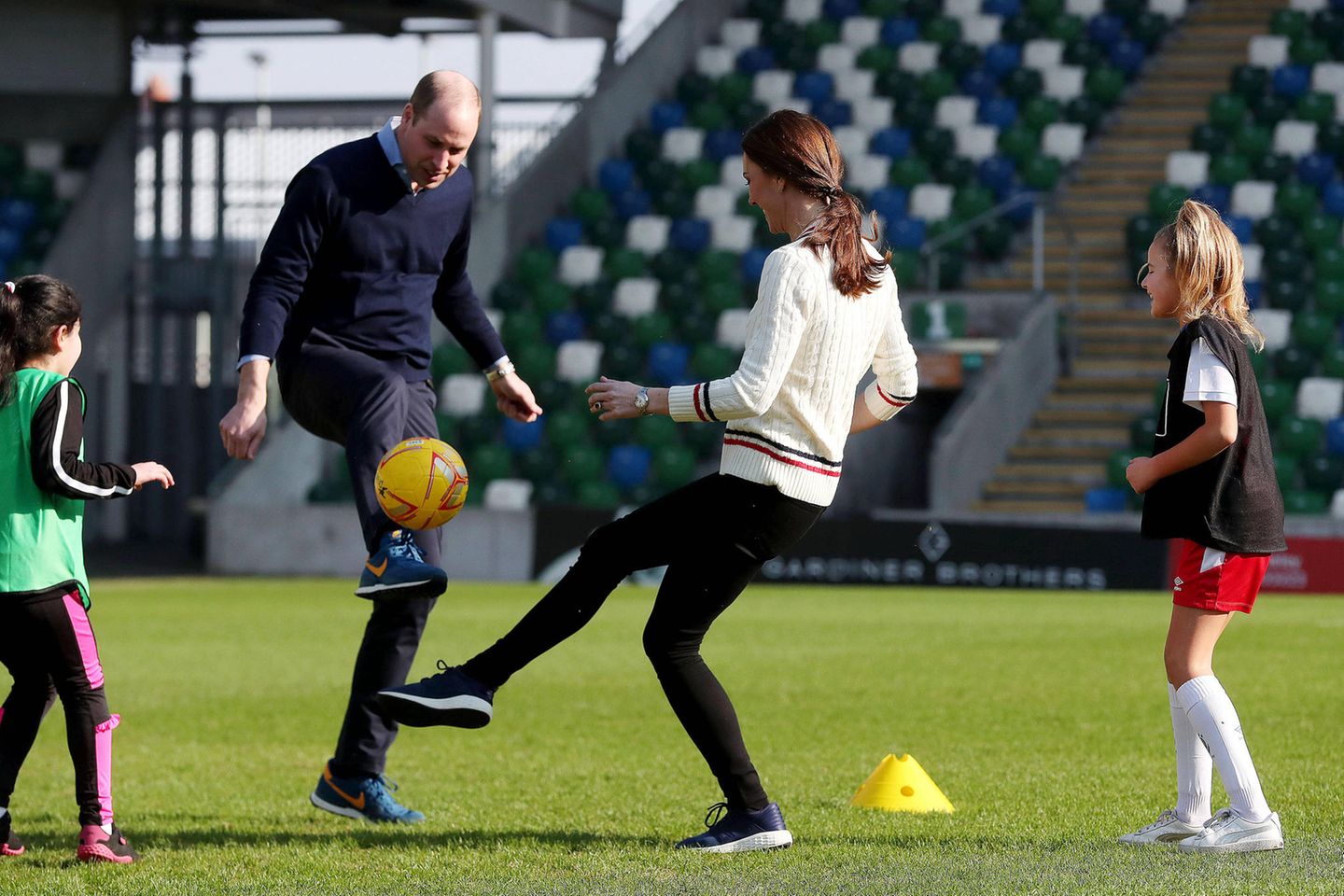 27. Februar 2019  Im Rahmen ihres Besuchs der Irish Football Association in Belfast nehmen William und Kate am Fußballtraining der Kinder teil.