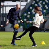 27. Februar 2019  Im Rahmen ihres Besuchs der Irish Football Association in Belfast nehmen William und Kate am Fußballtraining der Kinder teil.