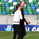 27. Februar 2019  Lächelnd schmiegt sich Kate an ihren Ehemann.