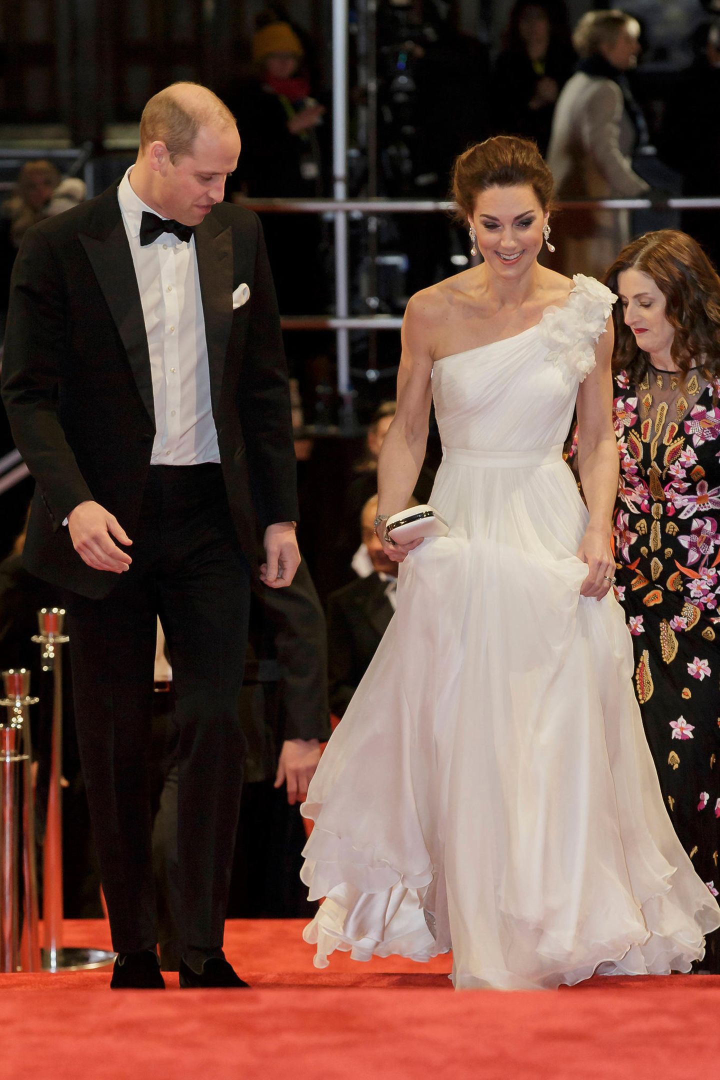 10. Februar 2019  Bei der Verleihung der "British Academy Film Awards" (Bafta) passt William auf, dass seine Liebste nicht über ihr Kleid stolpert.