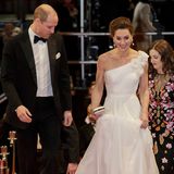 10. Februar 2019  Bei der Verleihung der "British Academy Film Awards" (Bafta) passt William auf, dass seine Liebste nicht über ihr Kleid stolpert.