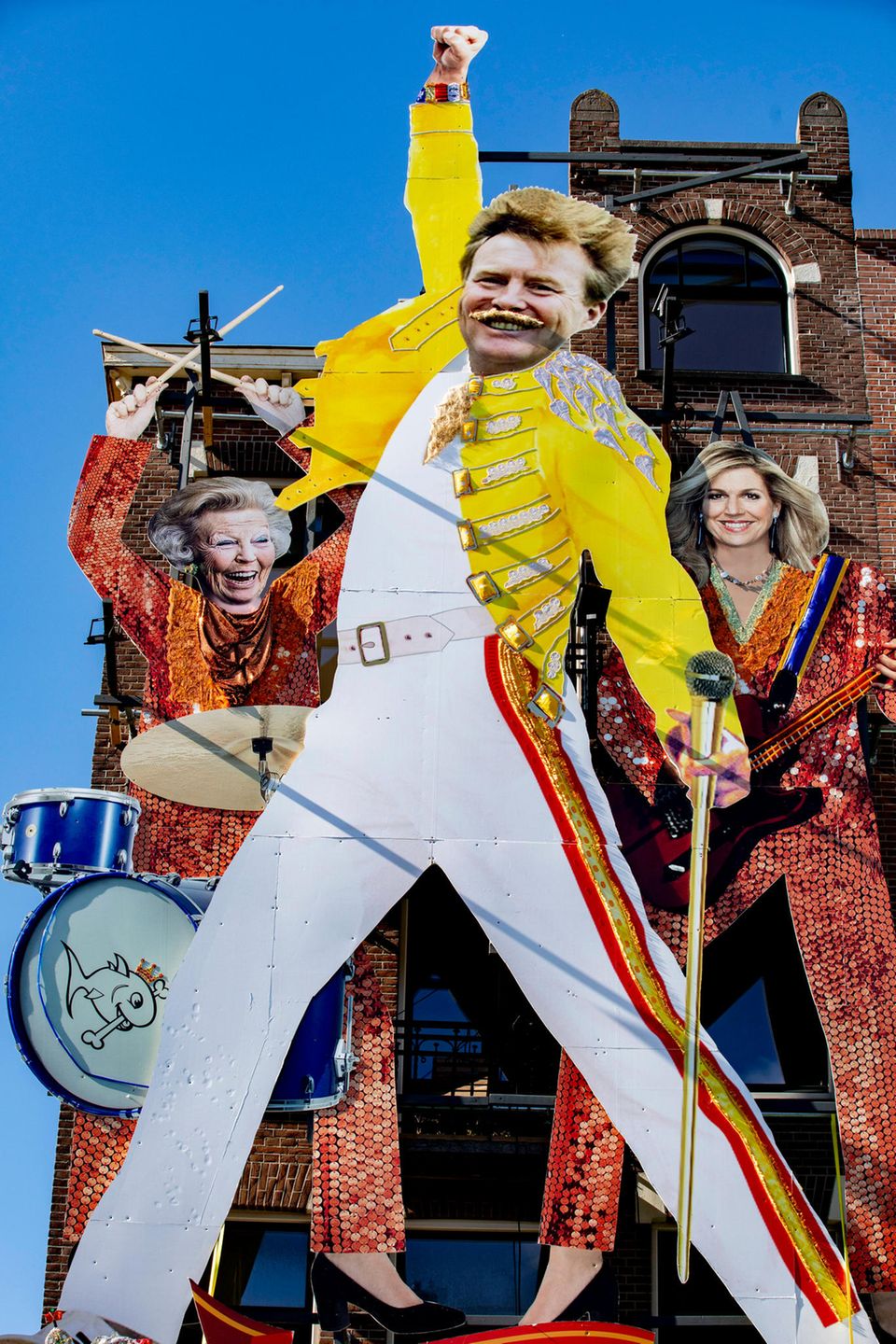 Das Café "De Blavende Vis" hat anlässlich des Königstags vor seiner Tür lustige Pappaufsteller von König Willem-Alexander, Königin Máxima und Prinzessin Beatrix als glitzerndes Pop-Trio aufgestellt. Das Café "De Blavende Vis" hat anlässlich des Königstags vor seiner Tür lustige Pappaufsteller von König Willem-Alexander, Königin Máxima und Prinzessin Beatrix als glitzerndes Pop-Trio aufgestellt.