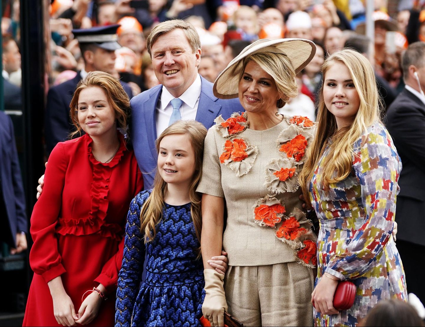 Der große Moment ist gekommen: König Willem-Alexander zeigt sich an seinem Ehrentag mit seiner Familie dem Volk in Amersfoort. 