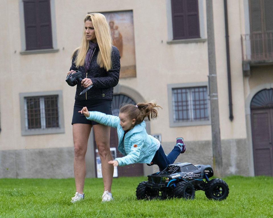 ... Das hätten sie sich vielleicht nochmal überlegen sollen, denn Tomaso Trussardi verursacht einen Crash mit Tochter Sole, die unfreiwillig eine Bruchlandung hinlegt ... ... Das hätten sie sich vielleicht nochmal überlegen sollen, denn Tomaso Trussardi verursacht einen Crash mit Tochter Sole, die unfreiwillig eine Bruchlandung hinlegt ...